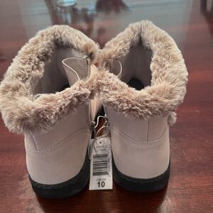 Light grey snow boots.